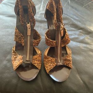 Michael Kors Berkeley T-Strap in animal print textile leather Heel silver Zip